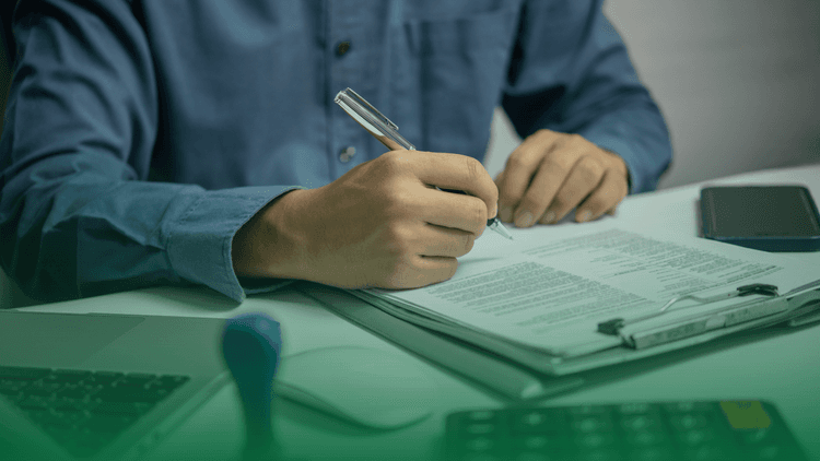 Homem verificando uma regulação em uma prancheta. No seu entorno ferramentas de um profissional de compliance.