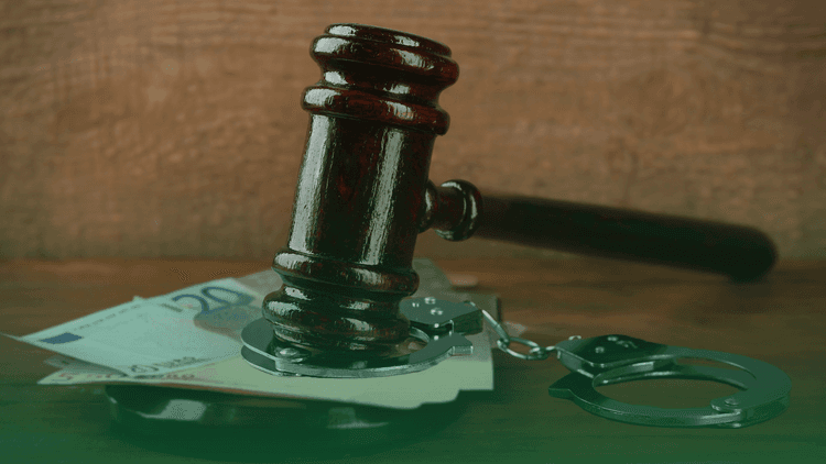 Martelo de juiz sobre notas e algemas, simbolizando a atuação da justiça no combate à lavagem de dinheiro e crimes financeiros.