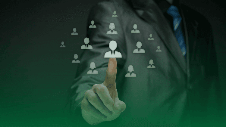 Pessoa de terno selecionando um ícone de perfil profissional em uma interface digital.