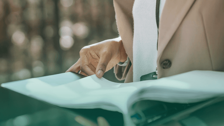 Mulher verificando documentos.