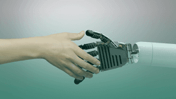 Mão humana apertando a mão de um robô, simbolizando a conexão entre inteligência artificial e decisões éticas no compliance corporativo.